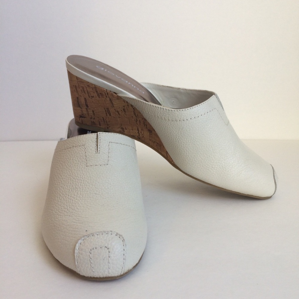 NWOB Giovanna white tumbled leather wedges